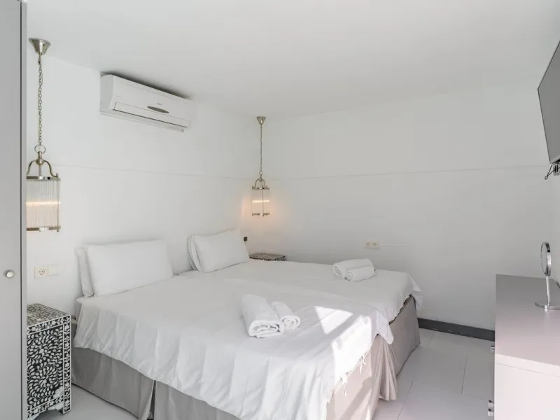 Discover your dream home in the heart of Estepona, where modern comfort meets Mediterranean charm. This detached luxury villa offers privacy, space, and elegance – perfect as a family home or a holiday retreat.