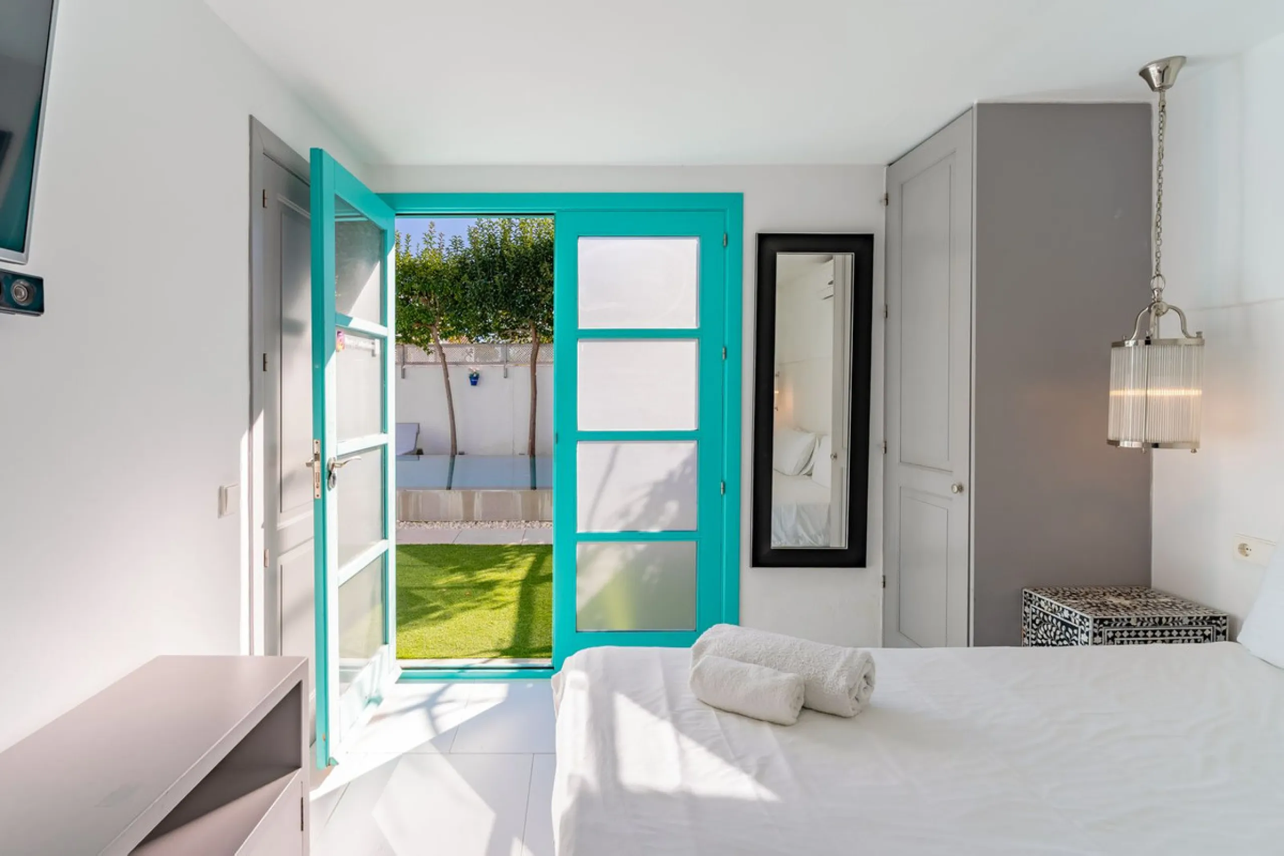 Discover your dream home in the heart of Estepona, where modern comfort meets Mediterranean charm. This detached luxury villa offers privacy, space, and elegance – perfect as a family home or a holiday retreat.
