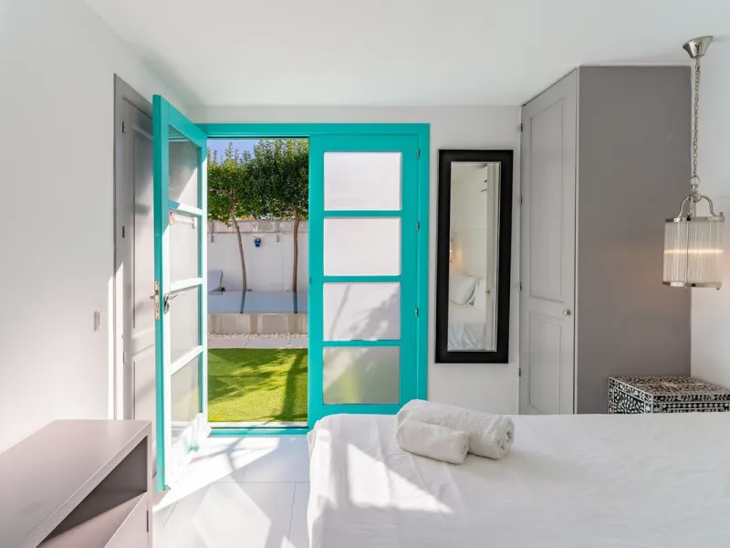 Discover your dream home in the heart of Estepona, where modern comfort meets Mediterranean charm. This detached luxury villa offers privacy, space, and elegance – perfect as a family home or a holiday retreat.