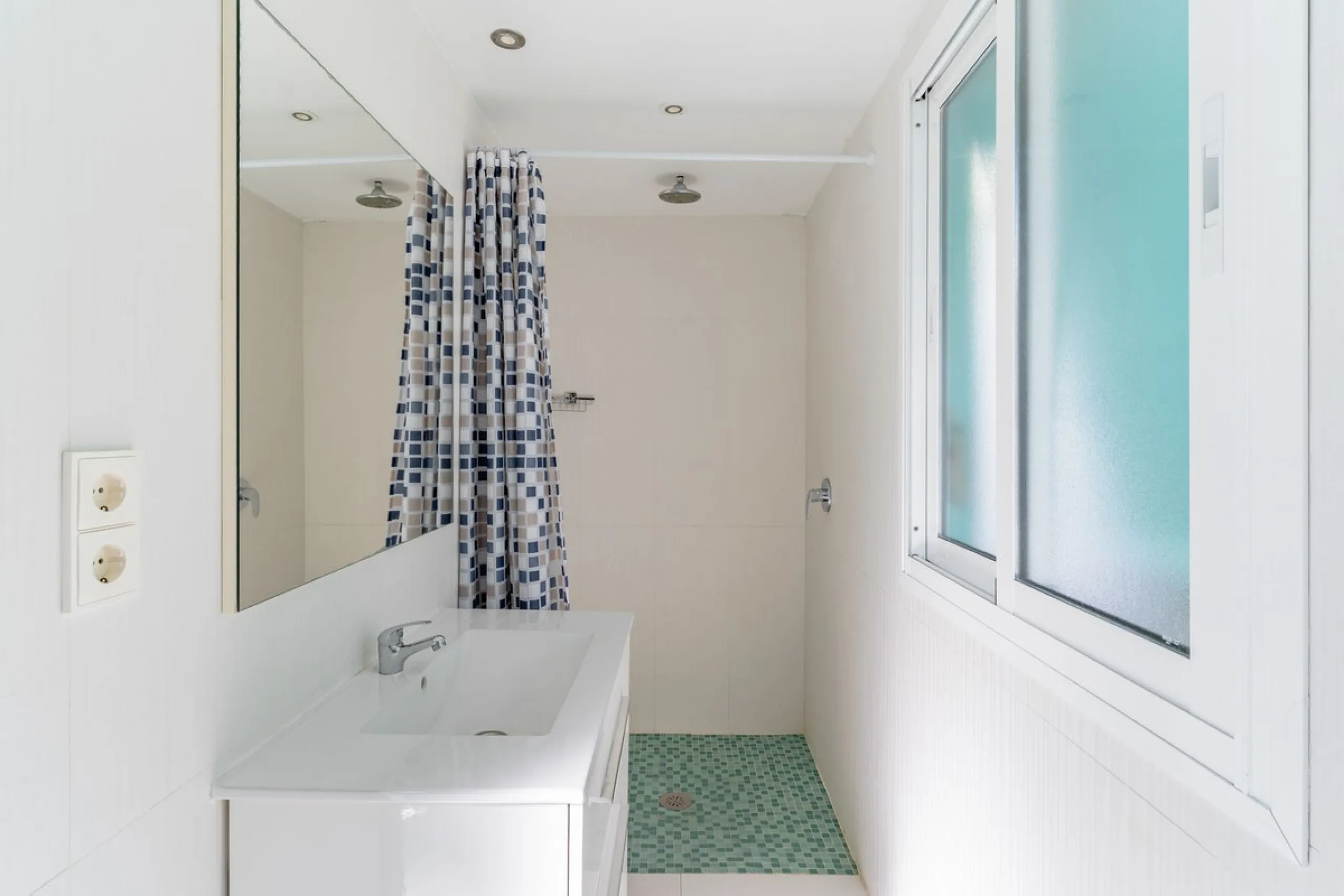 Discover your dream home in the heart of Estepona, where modern comfort meets Mediterranean charm. This detached luxury villa offers privacy, space, and elegance – perfect as a family home or a holiday retreat.