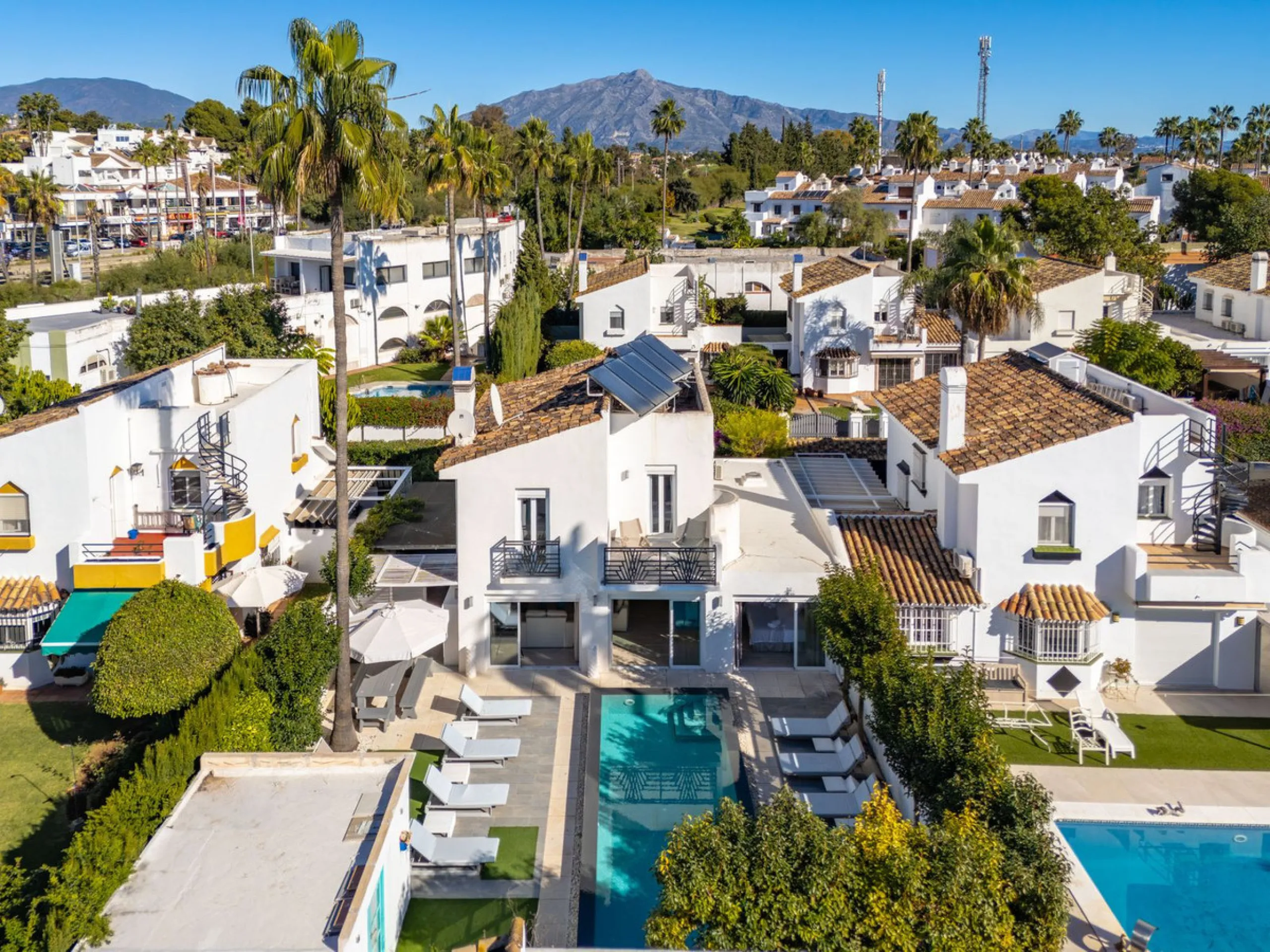 Discover your dream home in the heart of Estepona, where modern comfort meets Mediterranean charm. This detached luxury villa offers privacy, space, and elegance – perfect as a family home or a holiday retreat.