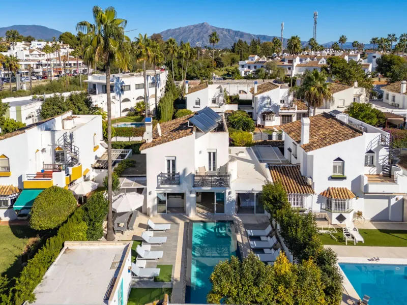 Discover your dream home in the heart of Estepona, where modern comfort meets Mediterranean charm. This detached luxury villa offers privacy, space, and elegance – perfect as a family home or a holiday retreat.