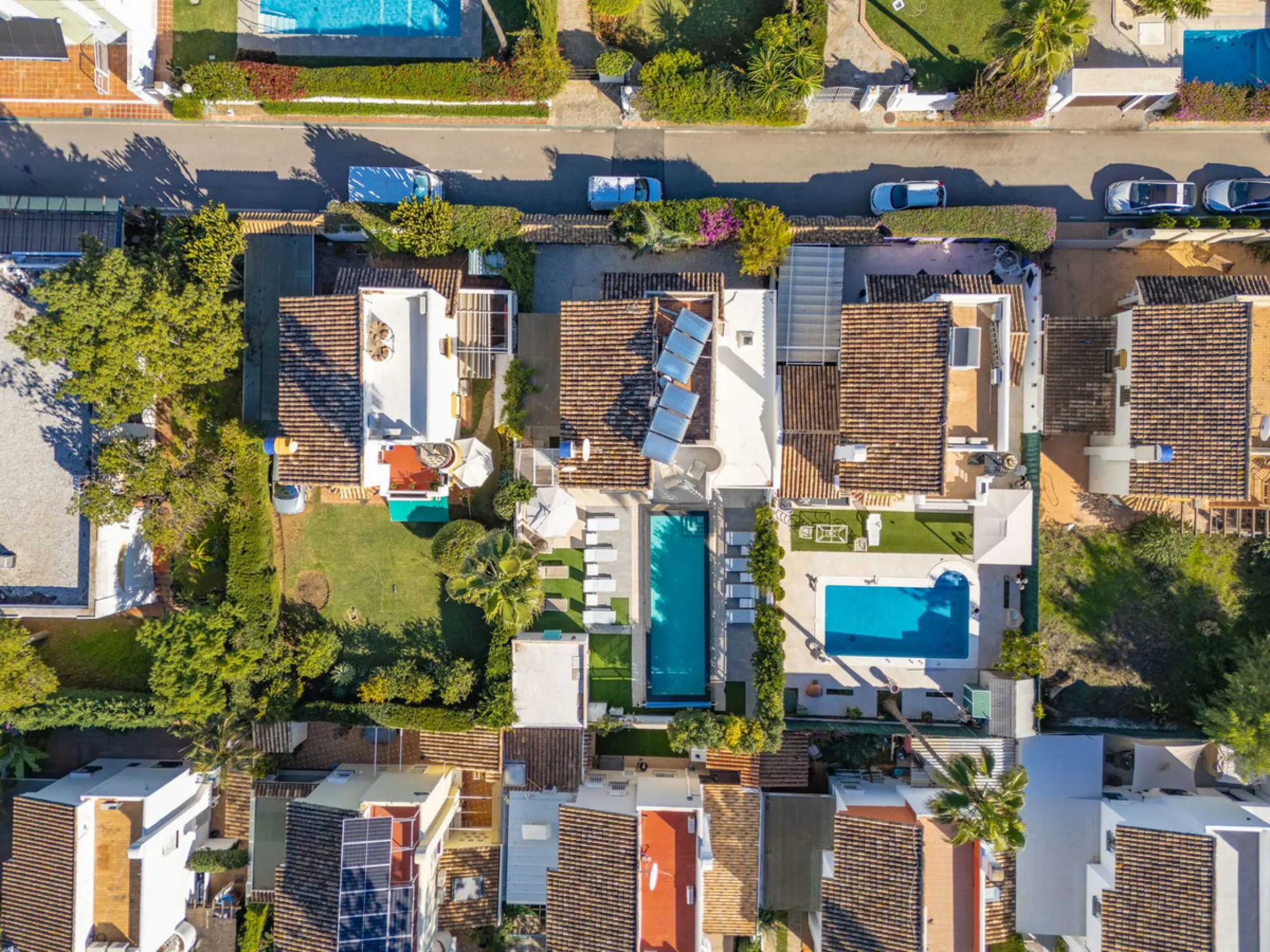 Discover your dream home in the heart of Estepona, where modern comfort meets Mediterranean charm. This detached luxury villa offers privacy, space, and elegance – perfect as a family home or a holiday retreat.
