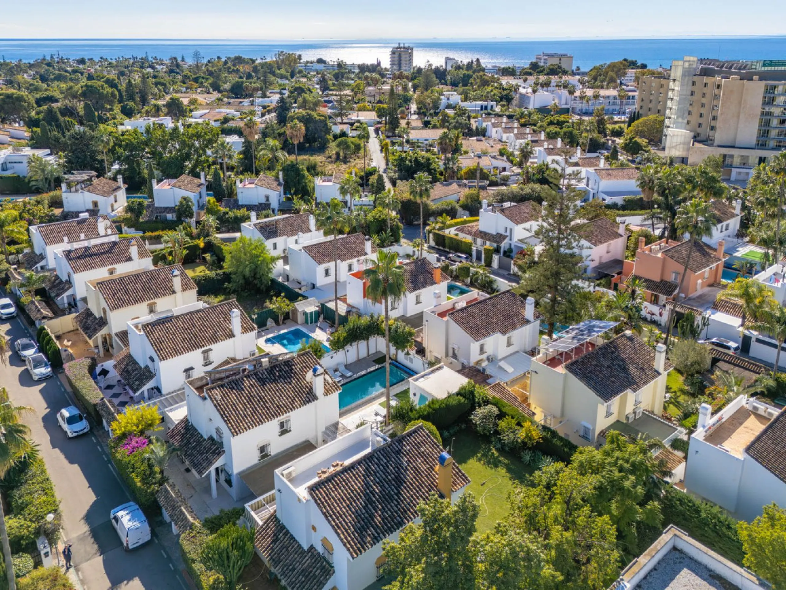 Discover your dream home in the heart of Estepona, where modern comfort meets Mediterranean charm. This detached luxury villa offers privacy, space, and elegance – perfect as a family home or a holiday retreat.