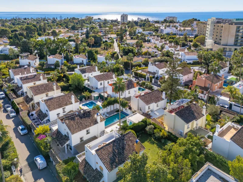 Discover your dream home in the heart of Estepona, where modern comfort meets Mediterranean charm. This detached luxury villa offers privacy, space, and elegance – perfect as a family home or a holiday retreat.