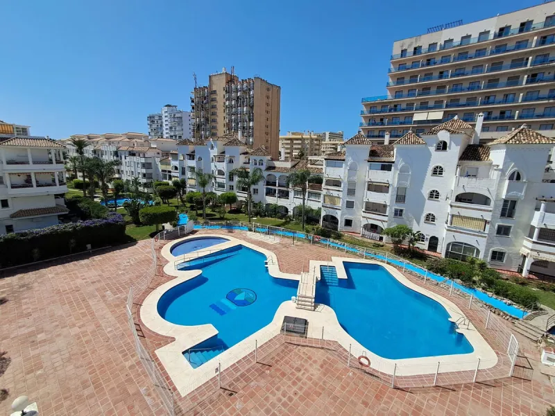 We offer to the market a spacious 2 bed apartment in a sought-after area in Benalmádena Costa. Only 5 minutes walk to the beach and near all important amenities, this apartment offers the opportunity to buy and reform an ideal home. The area, on Avenida d