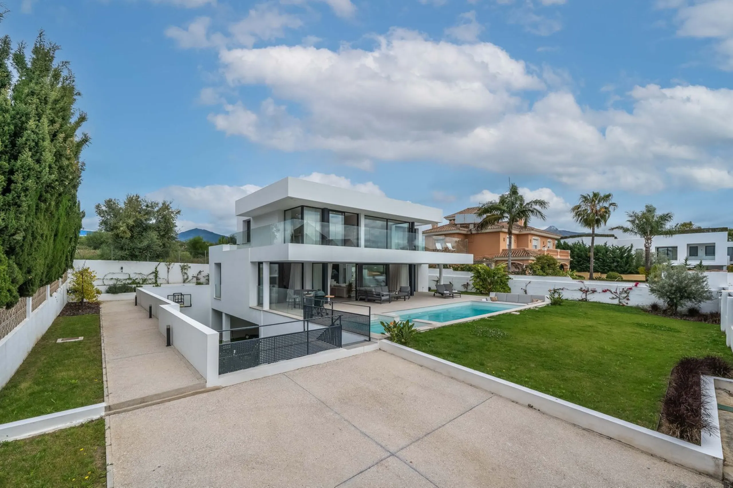 Welcome to a newly completed architectural gem located in the exclusive Montecarlo urbanization of San Pedro de Alcántara. This elegant 5-bedroom villa, spanning over 786 m² of built space across three impeccably designed levels, blends cutting-edge desig