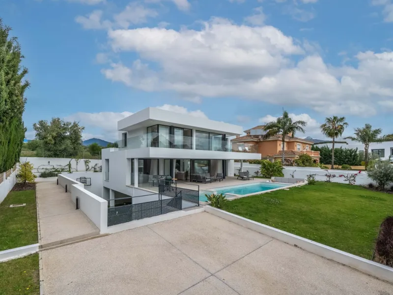 Welcome to a newly completed architectural gem located in the exclusive Montecarlo urbanization of San Pedro de Alcántara. This elegant 5-bedroom villa, spanning over 786 m² of built space across three impeccably designed levels, blends cutting-edge desig
