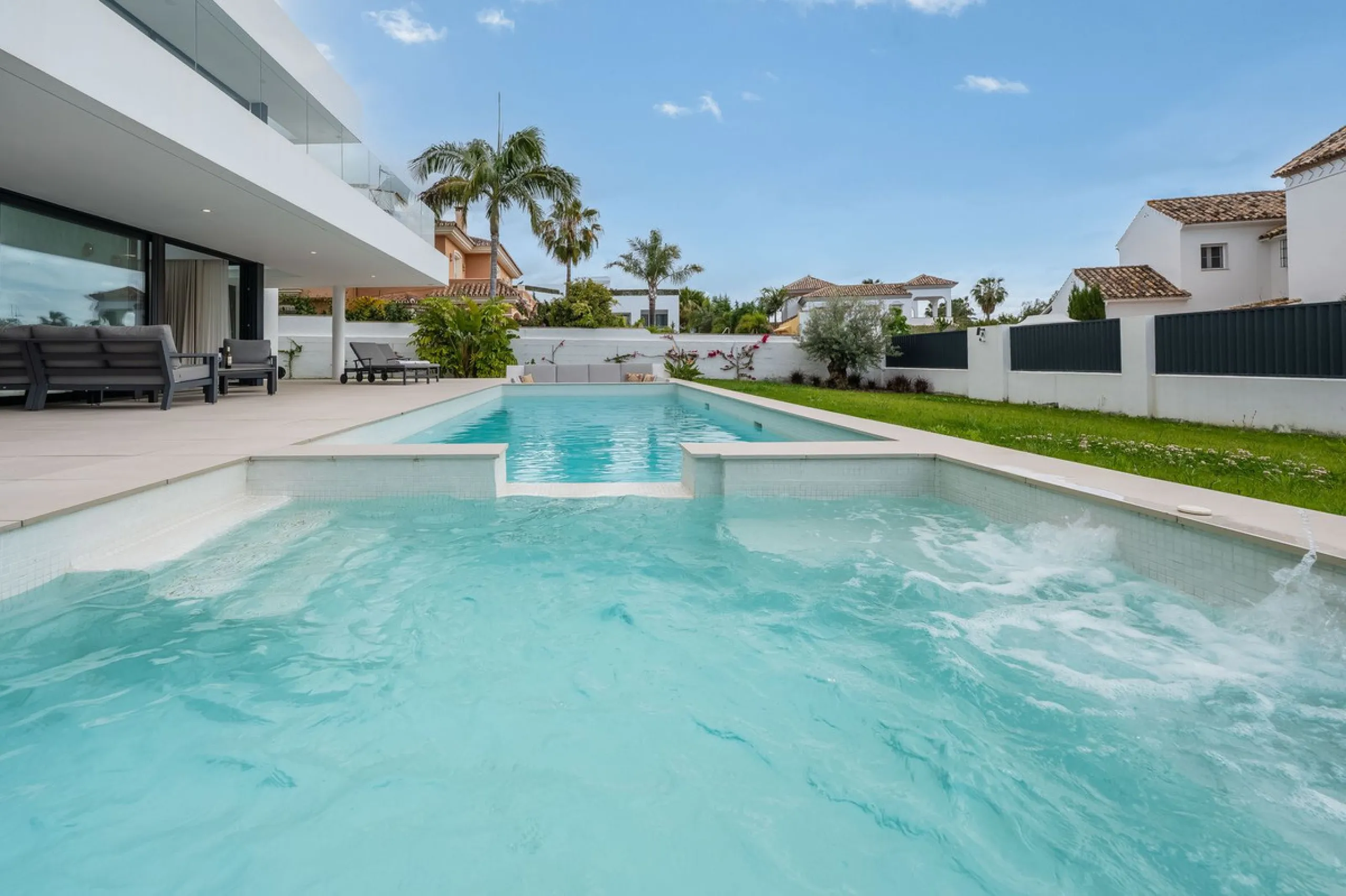 Welcome to a newly completed architectural gem located in the exclusive Montecarlo urbanization of San Pedro de Alcántara. This elegant 5-bedroom villa, spanning over 786 m² of built space across three impeccably designed levels, blends cutting-edge desig