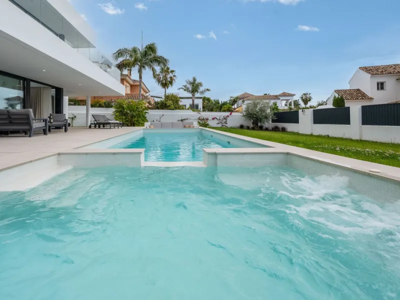 Welcome to a newly completed architectural gem located in the exclusive Montecarlo urbanization of San Pedro de Alcántara. This elegant 5-bedroom villa, spanning over 786 m² of built space across three impeccably designed levels, blends cutting-edge desig