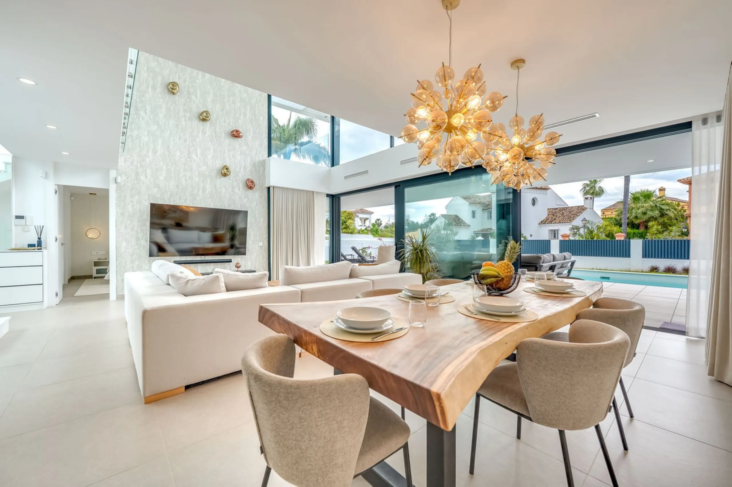 Welcome to a newly completed architectural gem located in the exclusive Montecarlo urbanization of San Pedro de Alcántara. This elegant 5-bedroom villa, spanning over 786 m² of built space across three impeccably designed levels, blends cutting-edge desig