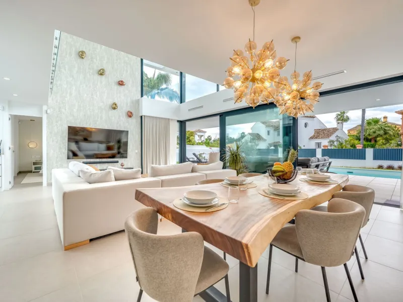 Welcome to a newly completed architectural gem located in the exclusive Montecarlo urbanization of San Pedro de Alcántara. This elegant 5-bedroom villa, spanning over 786 m² of built space across three impeccably designed levels, blends cutting-edge desig