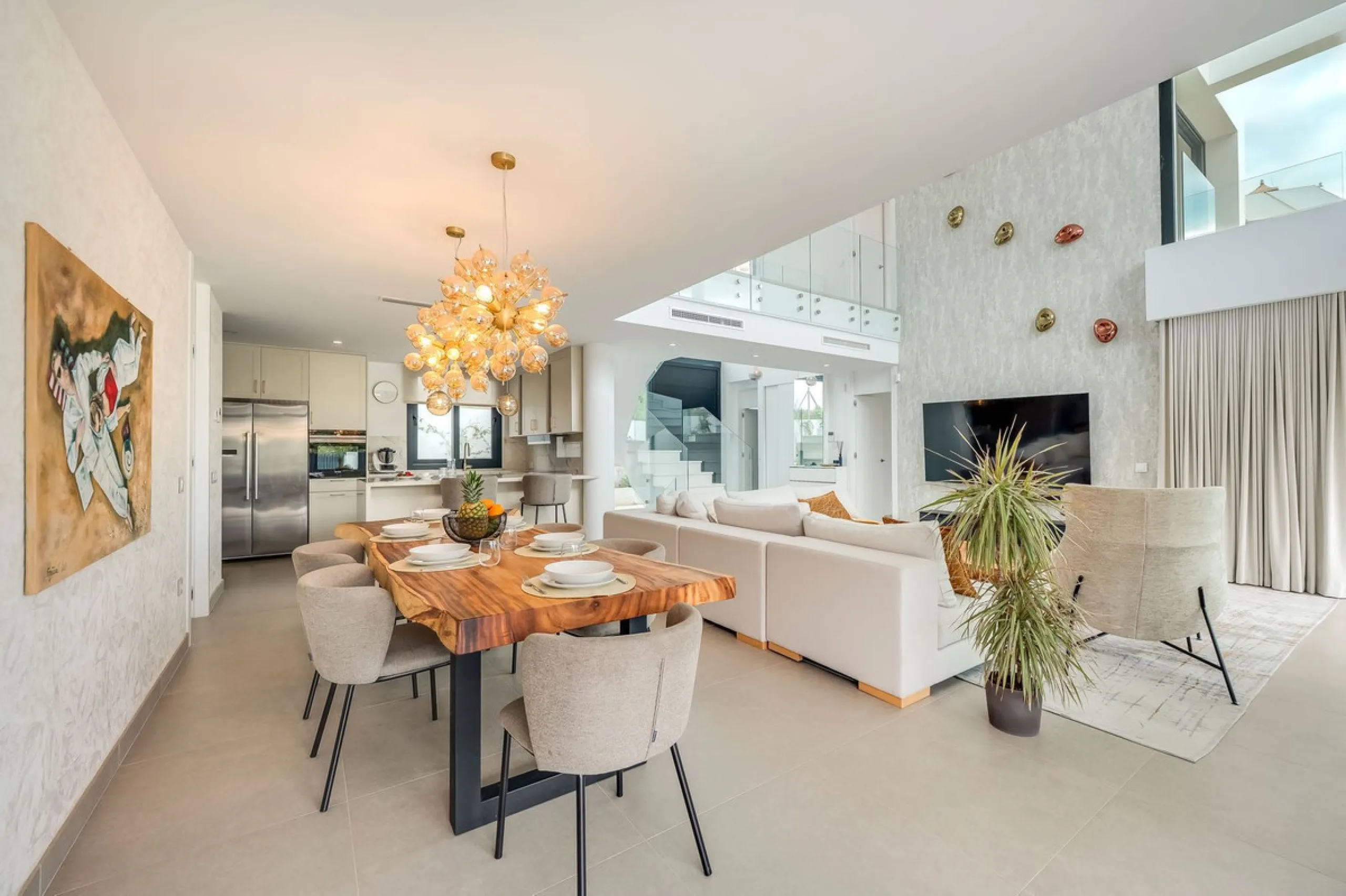 Welcome to a newly completed architectural gem located in the exclusive Montecarlo urbanization of San Pedro de Alcántara. This elegant 5-bedroom villa, spanning over 786 m² of built space across three impeccably designed levels, blends cutting-edge desig