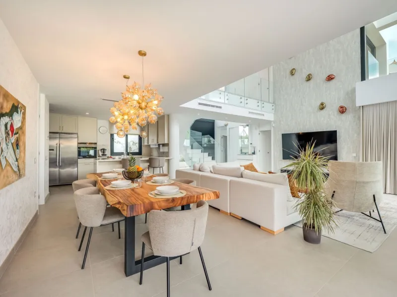Welcome to a newly completed architectural gem located in the exclusive Montecarlo urbanization of San Pedro de Alcántara. This elegant 5-bedroom villa, spanning over 786 m² of built space across three impeccably designed levels, blends cutting-edge desig
