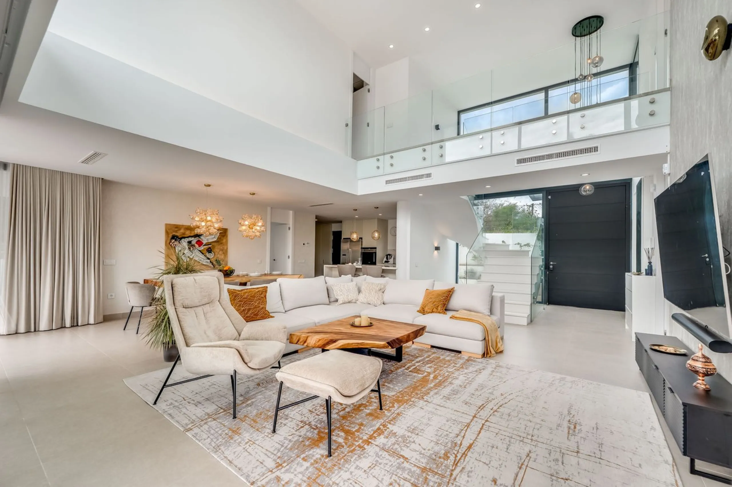 Welcome to a newly completed architectural gem located in the exclusive Montecarlo urbanization of San Pedro de Alcántara. This elegant 5-bedroom villa, spanning over 786 m² of built space across three impeccably designed levels, blends cutting-edge desig