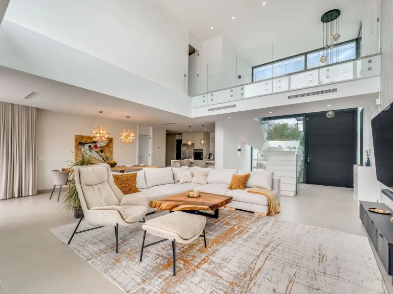 Welcome to a newly completed architectural gem located in the exclusive Montecarlo urbanization of San Pedro de Alcántara. This elegant 5-bedroom villa, spanning over 786 m² of built space across three impeccably designed levels, blends cutting-edge desig