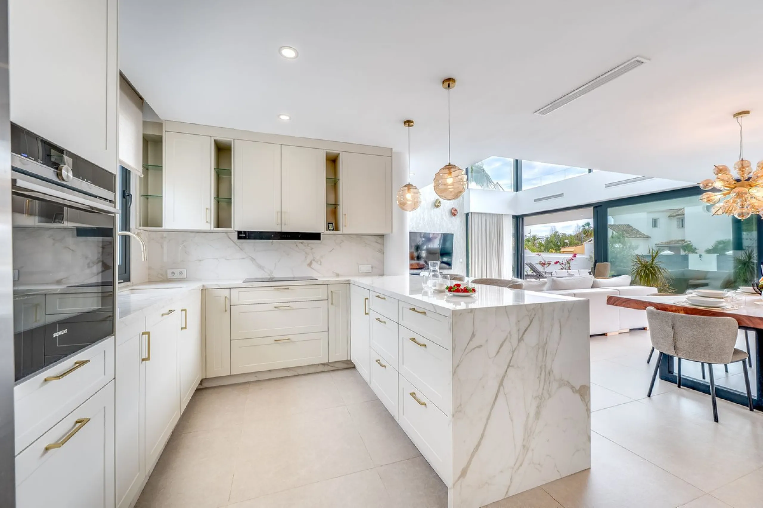 Welcome to a newly completed architectural gem located in the exclusive Montecarlo urbanization of San Pedro de Alcántara. This elegant 5-bedroom villa, spanning over 786 m² of built space across three impeccably designed levels, blends cutting-edge desig