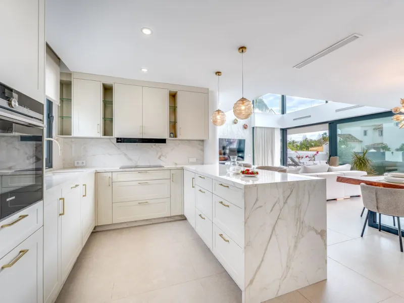 Welcome to a newly completed architectural gem located in the exclusive Montecarlo urbanization of San Pedro de Alcántara. This elegant 5-bedroom villa, spanning over 786 m² of built space across three impeccably designed levels, blends cutting-edge desig