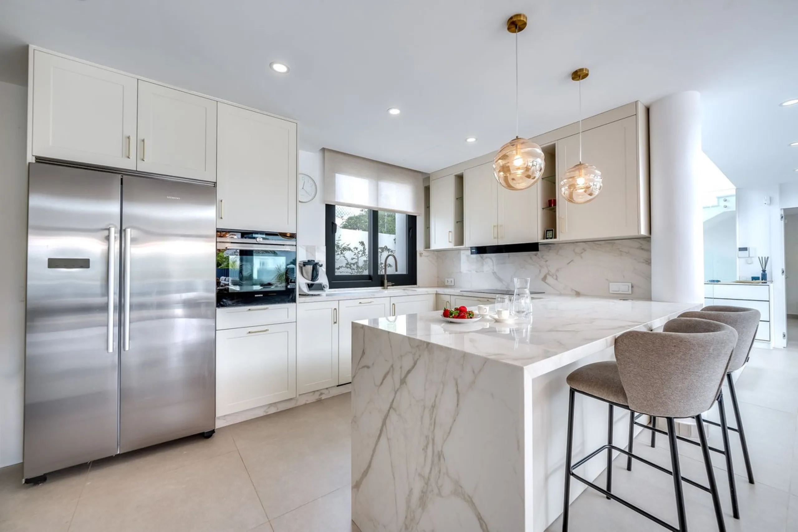 Welcome to a newly completed architectural gem located in the exclusive Montecarlo urbanization of San Pedro de Alcántara. This elegant 5-bedroom villa, spanning over 786 m² of built space across three impeccably designed levels, blends cutting-edge desig