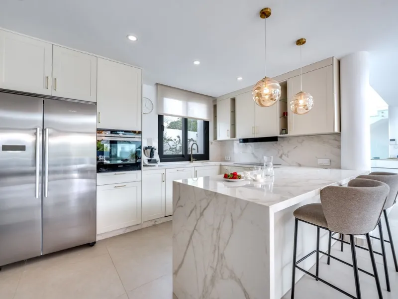 Welcome to a newly completed architectural gem located in the exclusive Montecarlo urbanization of San Pedro de Alcántara. This elegant 5-bedroom villa, spanning over 786 m² of built space across three impeccably designed levels, blends cutting-edge desig