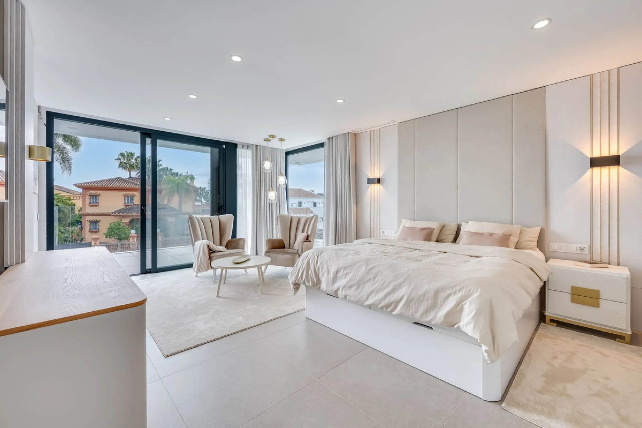 Welcome to a newly completed architectural gem located in the exclusive Montecarlo urbanization of San Pedro de Alcántara. This elegant 5-bedroom villa, spanning over 786 m² of built space across three impeccably designed levels, blends cutting-edge desig