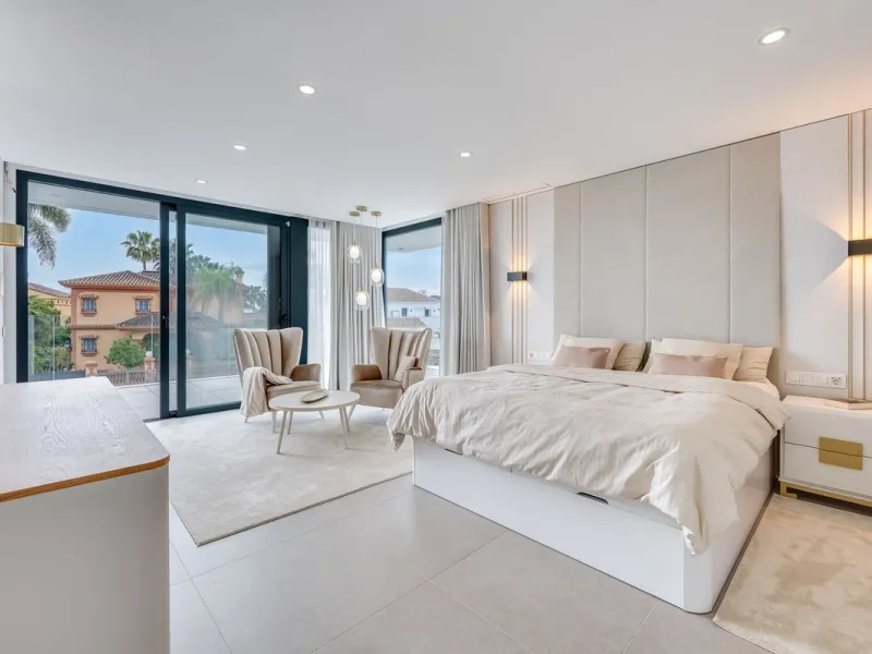 Welcome to a newly completed architectural gem located in the exclusive Montecarlo urbanization of San Pedro de Alcántara. This elegant 5-bedroom villa, spanning over 786 m² of built space across three impeccably designed levels, blends cutting-edge desig