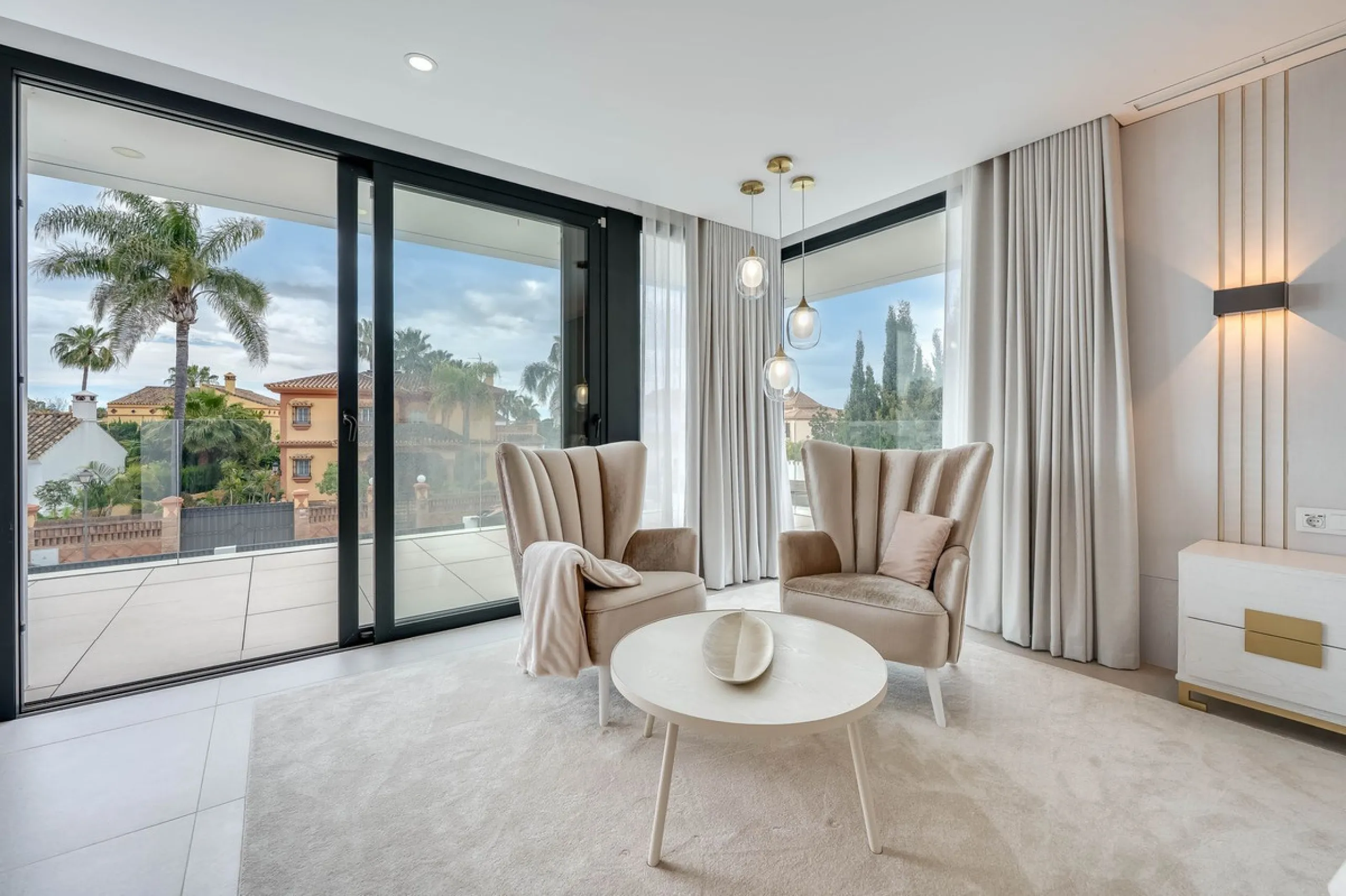 Welcome to a newly completed architectural gem located in the exclusive Montecarlo urbanization of San Pedro de Alcántara. This elegant 5-bedroom villa, spanning over 786 m² of built space across three impeccably designed levels, blends cutting-edge desig