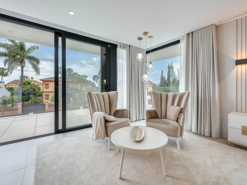 Welcome to a newly completed architectural gem located in the exclusive Montecarlo urbanization of San Pedro de Alcántara. This elegant 5-bedroom villa, spanning over 786 m² of built space across three impeccably designed levels, blends cutting-edge desig