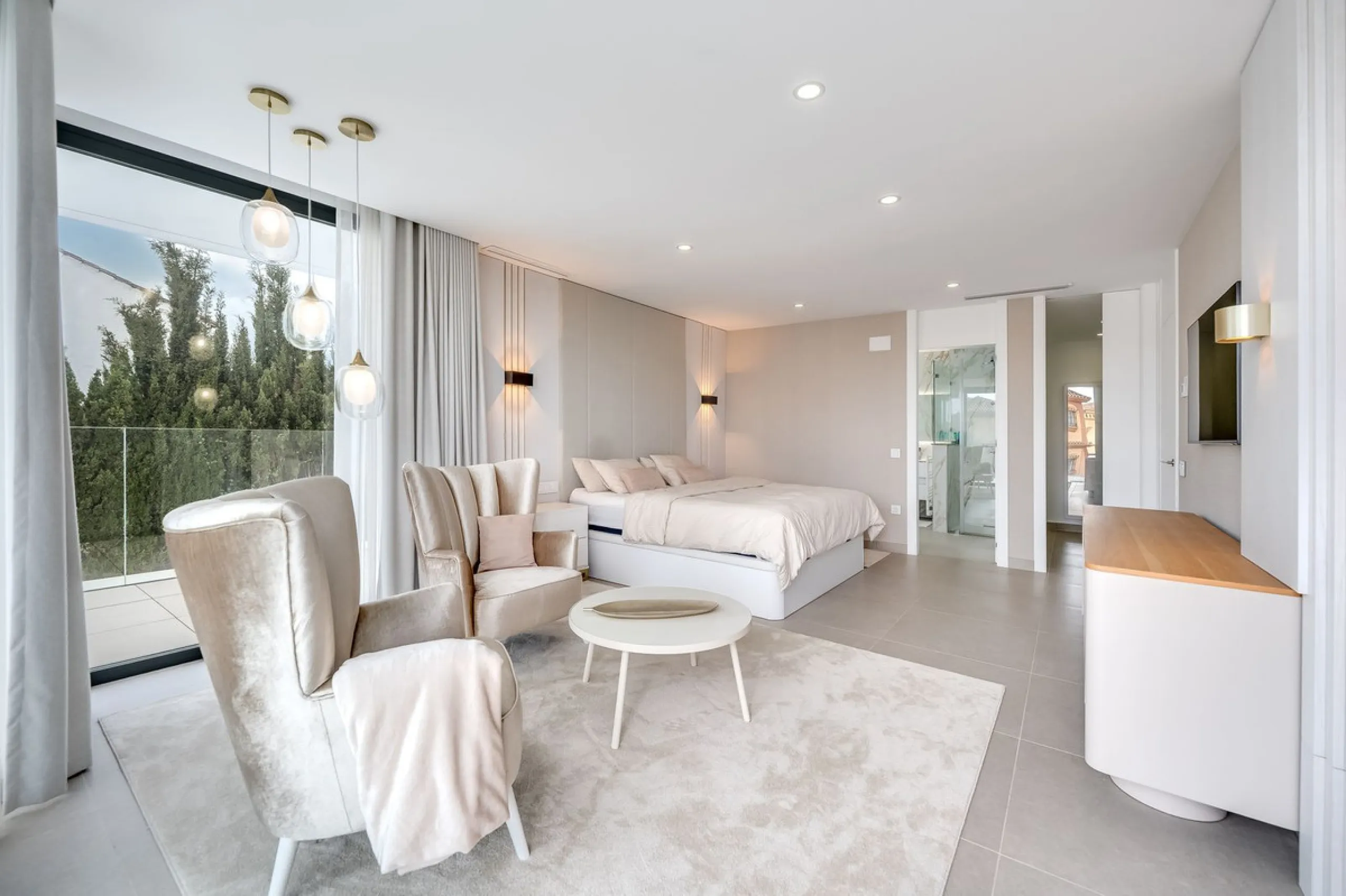 Welcome to a newly completed architectural gem located in the exclusive Montecarlo urbanization of San Pedro de Alcántara. This elegant 5-bedroom villa, spanning over 786 m² of built space across three impeccably designed levels, blends cutting-edge desig