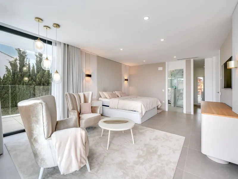 Welcome to a newly completed architectural gem located in the exclusive Montecarlo urbanization of San Pedro de Alcántara. This elegant 5-bedroom villa, spanning over 786 m² of built space across three impeccably designed levels, blends cutting-edge desig