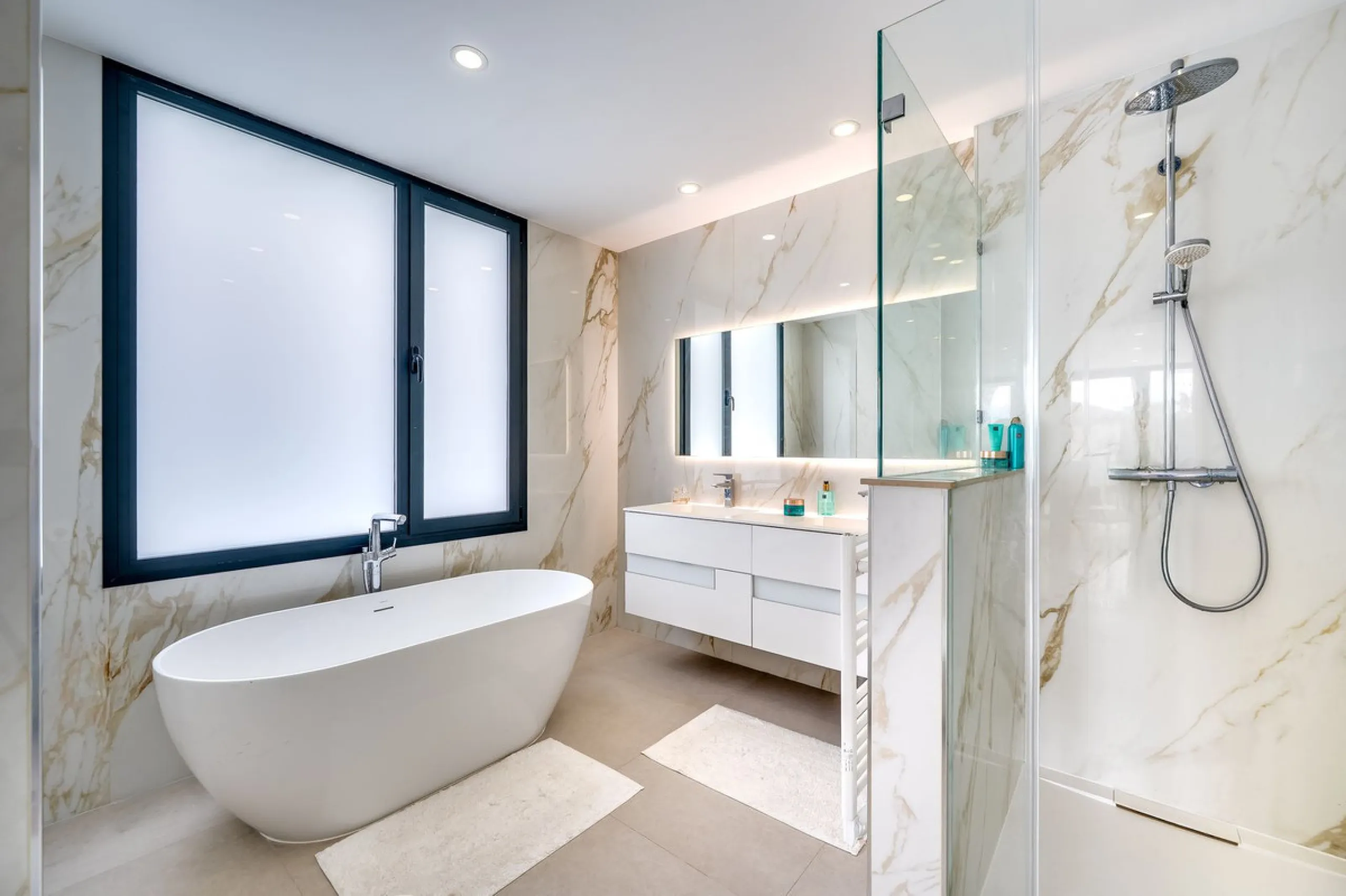 Welcome to a newly completed architectural gem located in the exclusive Montecarlo urbanization of San Pedro de Alcántara. This elegant 5-bedroom villa, spanning over 786 m² of built space across three impeccably designed levels, blends cutting-edge desig