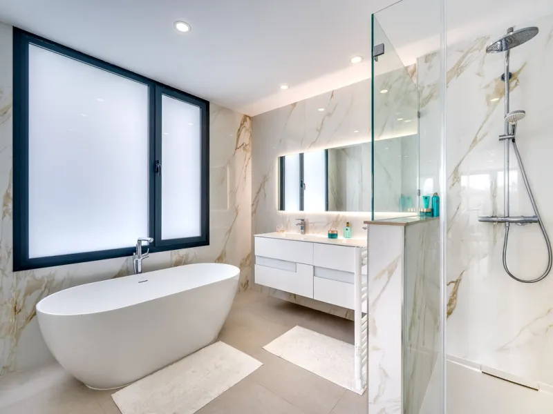 Welcome to a newly completed architectural gem located in the exclusive Montecarlo urbanization of San Pedro de Alcántara. This elegant 5-bedroom villa, spanning over 786 m² of built space across three impeccably designed levels, blends cutting-edge desig