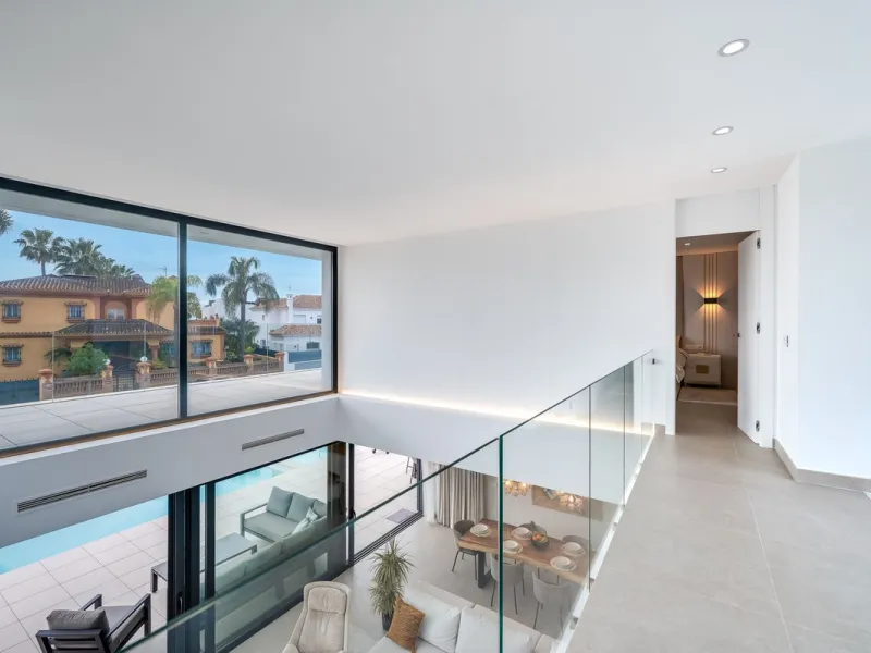 Welcome to a newly completed architectural gem located in the exclusive Montecarlo urbanization of San Pedro de Alcántara. This elegant 5-bedroom villa, spanning over 786 m² of built space across three impeccably designed levels, blends cutting-edge desig