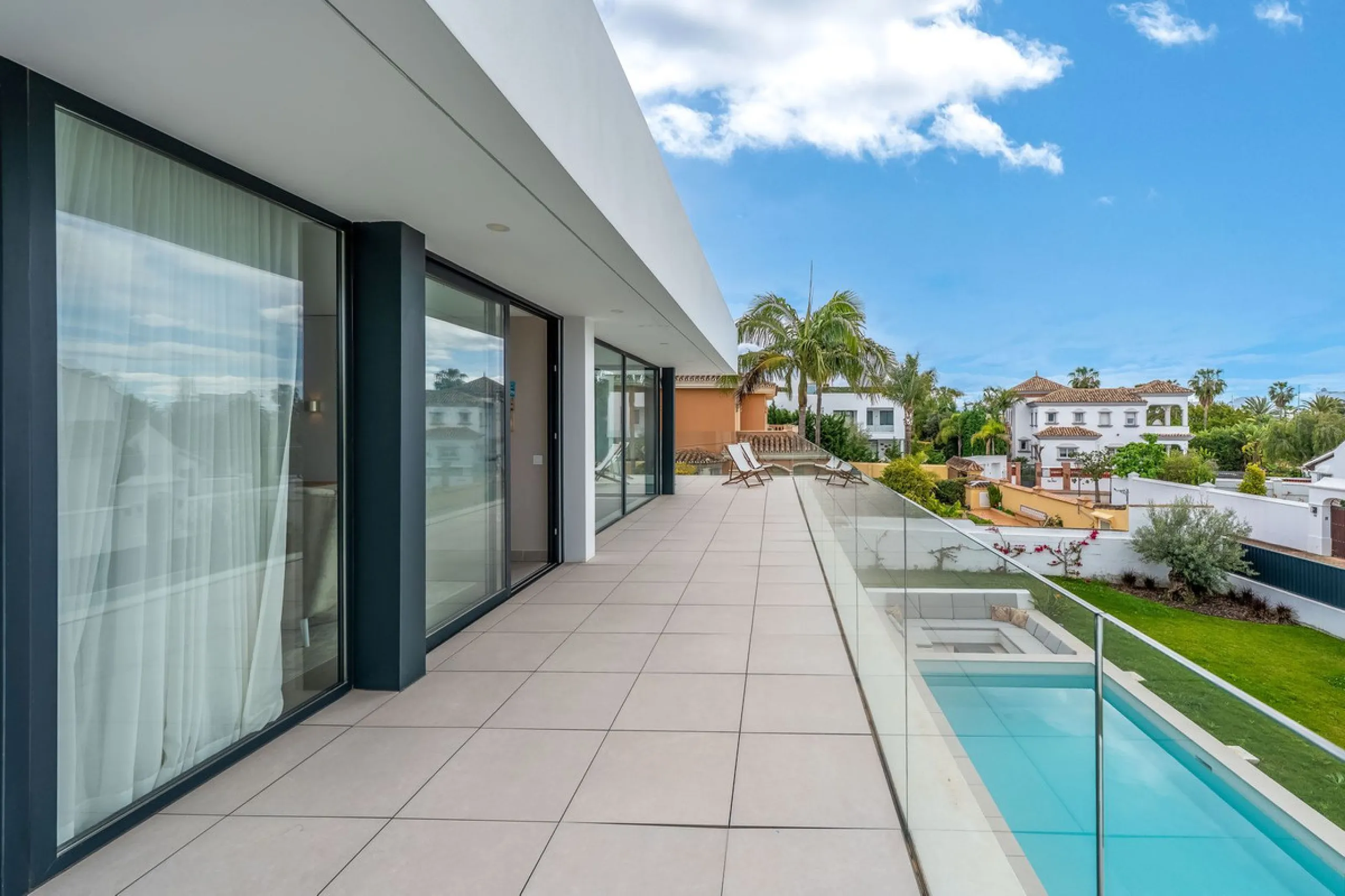 Welcome to a newly completed architectural gem located in the exclusive Montecarlo urbanization of San Pedro de Alcántara. This elegant 5-bedroom villa, spanning over 786 m² of built space across three impeccably designed levels, blends cutting-edge desig