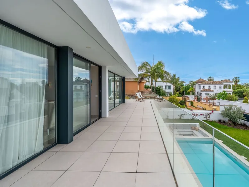Welcome to a newly completed architectural gem located in the exclusive Montecarlo urbanization of San Pedro de Alcántara. This elegant 5-bedroom villa, spanning over 786 m² of built space across three impeccably designed levels, blends cutting-edge desig