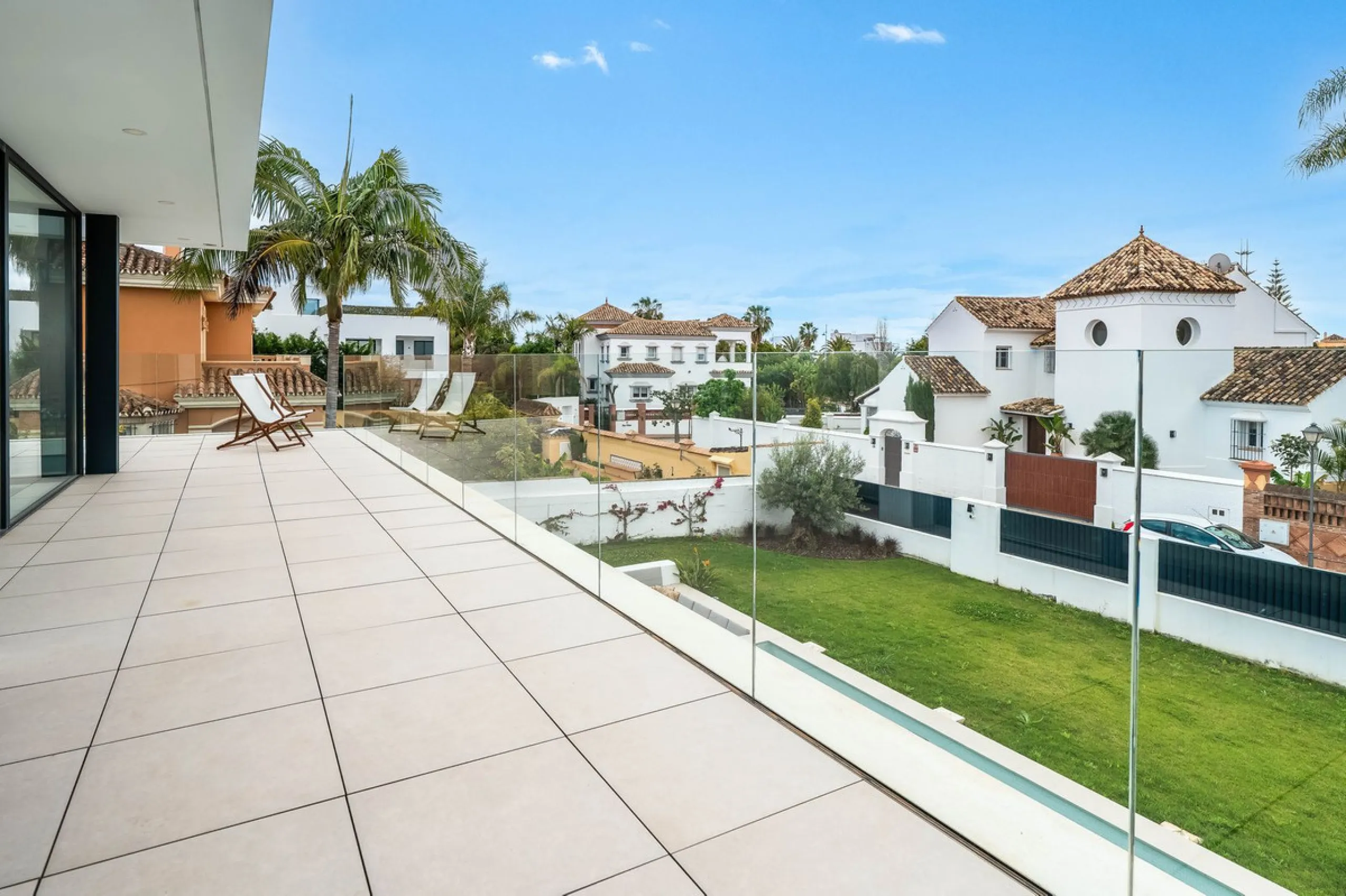 Welcome to a newly completed architectural gem located in the exclusive Montecarlo urbanization of San Pedro de Alcántara. This elegant 5-bedroom villa, spanning over 786 m² of built space across three impeccably designed levels, blends cutting-edge desig