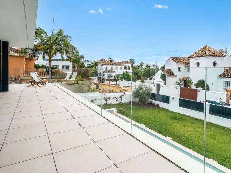 Welcome to a newly completed architectural gem located in the exclusive Montecarlo urbanization of San Pedro de Alcántara. This elegant 5-bedroom villa, spanning over 786 m² of built space across three impeccably designed levels, blends cutting-edge desig