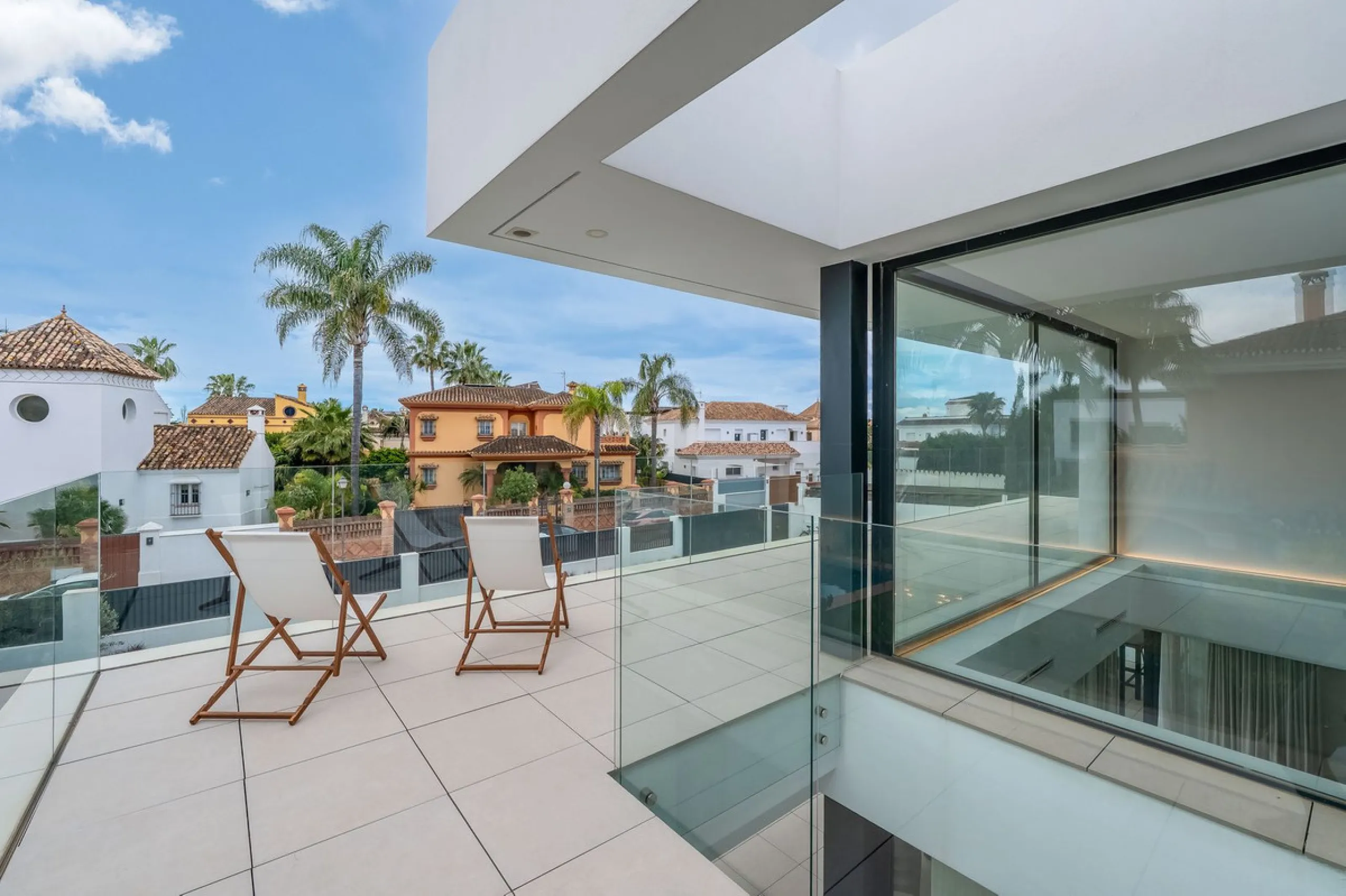 Welcome to a newly completed architectural gem located in the exclusive Montecarlo urbanization of San Pedro de Alcántara. This elegant 5-bedroom villa, spanning over 786 m² of built space across three impeccably designed levels, blends cutting-edge desig