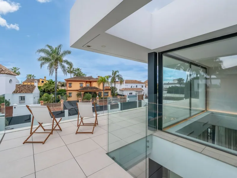 Welcome to a newly completed architectural gem located in the exclusive Montecarlo urbanization of San Pedro de Alcántara. This elegant 5-bedroom villa, spanning over 786 m² of built space across three impeccably designed levels, blends cutting-edge desig