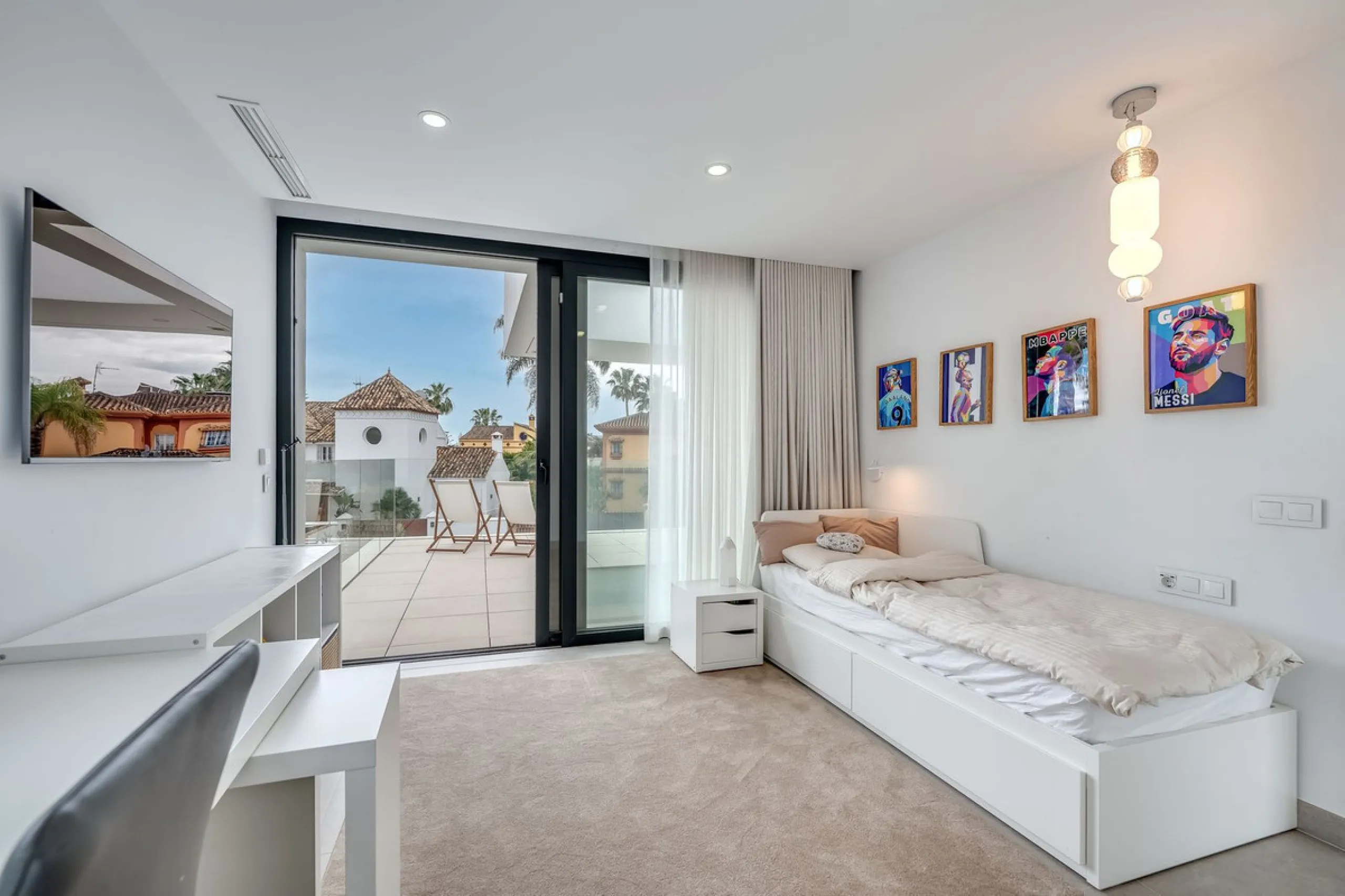 Welcome to a newly completed architectural gem located in the exclusive Montecarlo urbanization of San Pedro de Alcántara. This elegant 5-bedroom villa, spanning over 786 m² of built space across three impeccably designed levels, blends cutting-edge desig