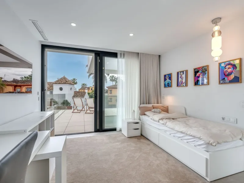 Welcome to a newly completed architectural gem located in the exclusive Montecarlo urbanization of San Pedro de Alcántara. This elegant 5-bedroom villa, spanning over 786 m² of built space across three impeccably designed levels, blends cutting-edge desig