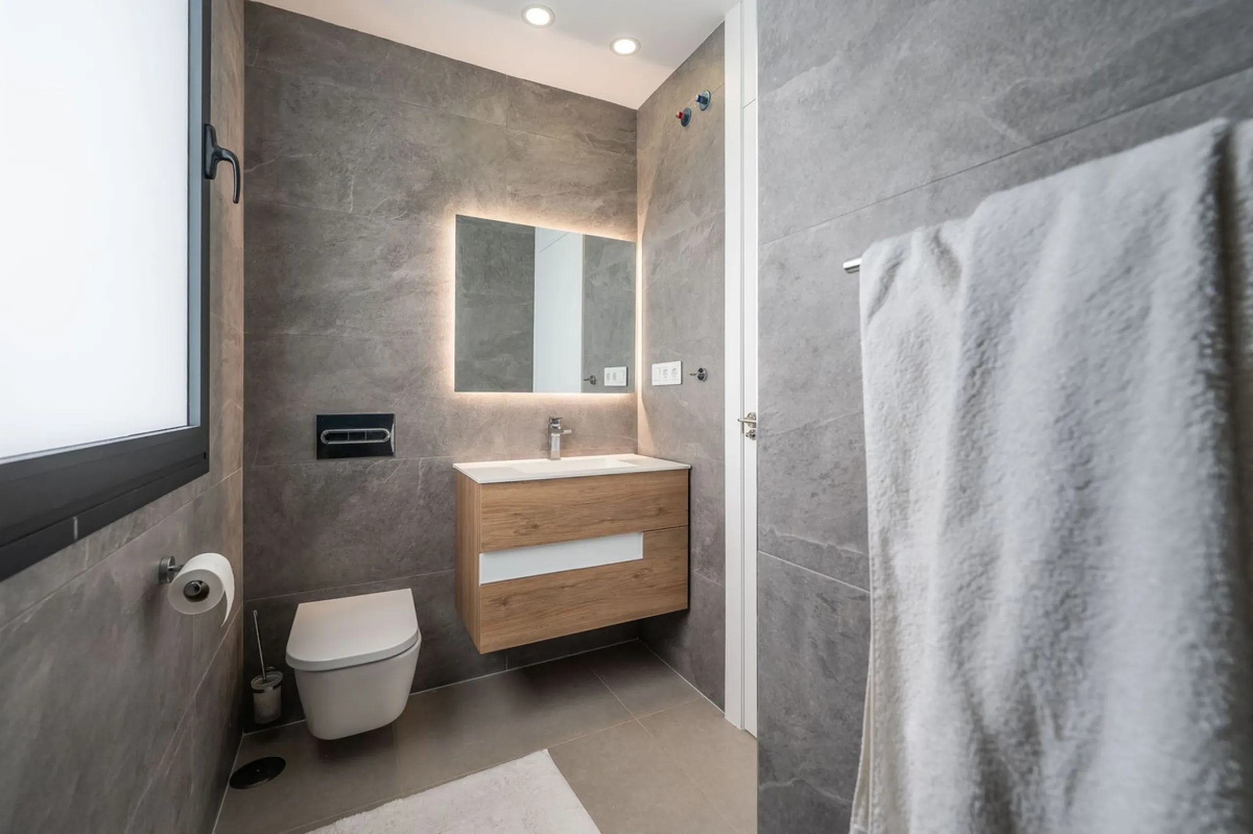 Welcome to a newly completed architectural gem located in the exclusive Montecarlo urbanization of San Pedro de Alcántara. This elegant 5-bedroom villa, spanning over 786 m² of built space across three impeccably designed levels, blends cutting-edge desig
