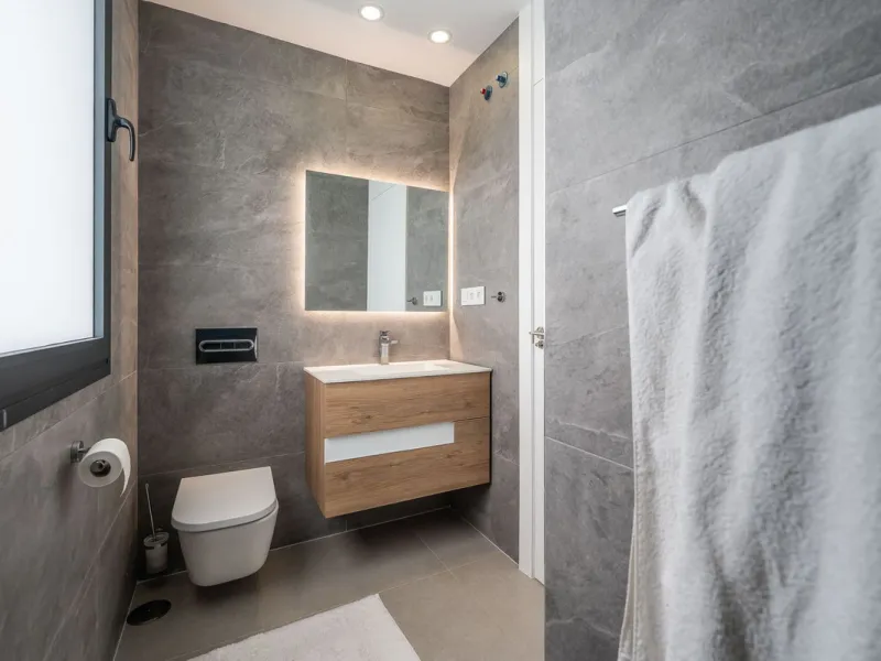 Welcome to a newly completed architectural gem located in the exclusive Montecarlo urbanization of San Pedro de Alcántara. This elegant 5-bedroom villa, spanning over 786 m² of built space across three impeccably designed levels, blends cutting-edge desig