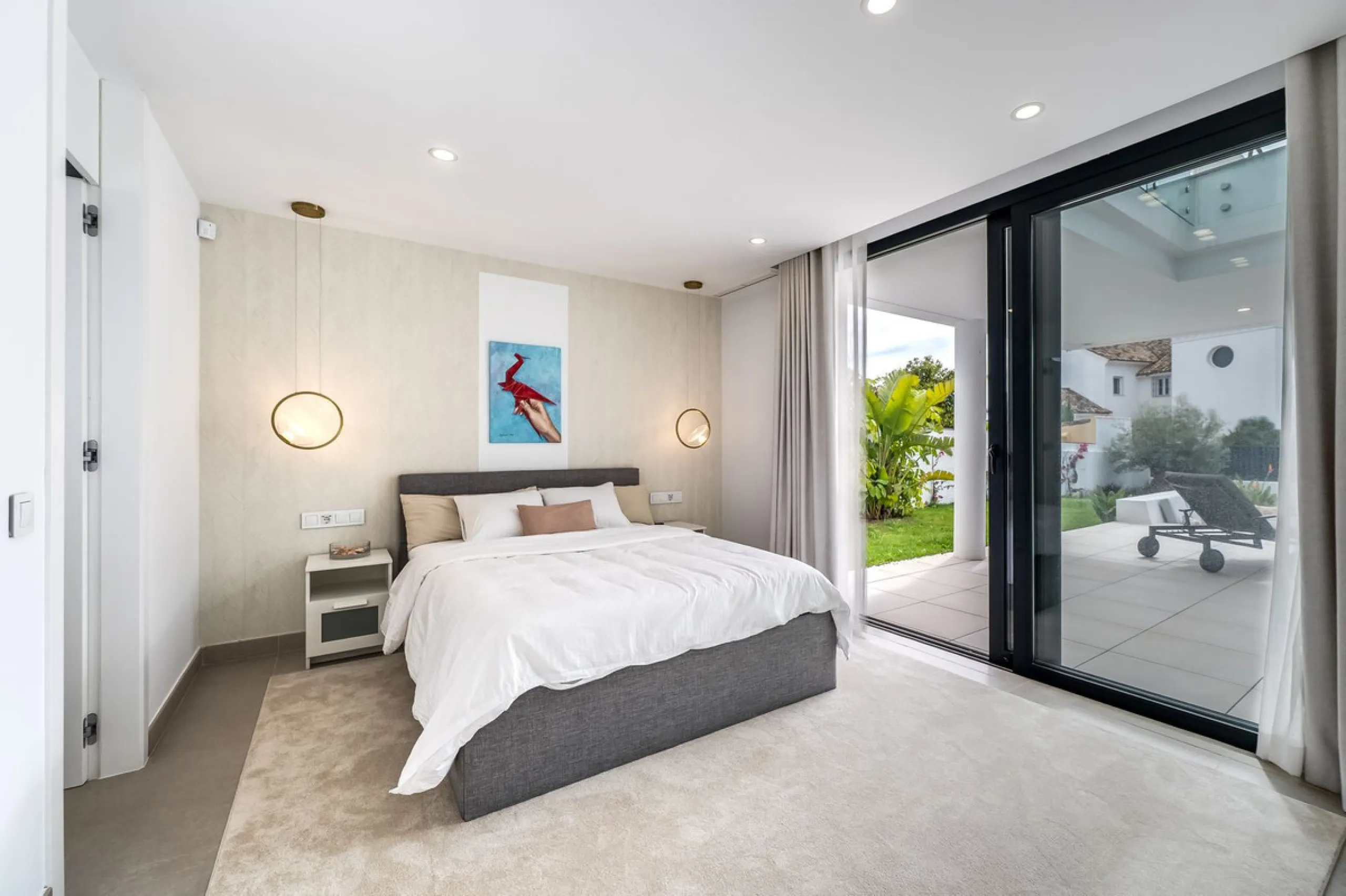 Welcome to a newly completed architectural gem located in the exclusive Montecarlo urbanization of San Pedro de Alcántara. This elegant 5-bedroom villa, spanning over 786 m² of built space across three impeccably designed levels, blends cutting-edge desig