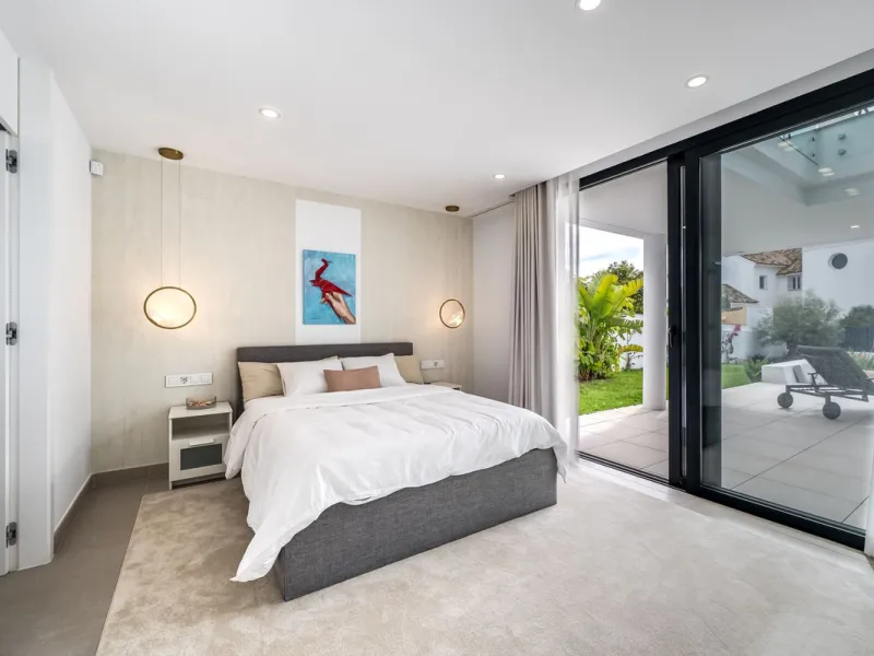 Welcome to a newly completed architectural gem located in the exclusive Montecarlo urbanization of San Pedro de Alcántara. This elegant 5-bedroom villa, spanning over 786 m² of built space across three impeccably designed levels, blends cutting-edge desig
