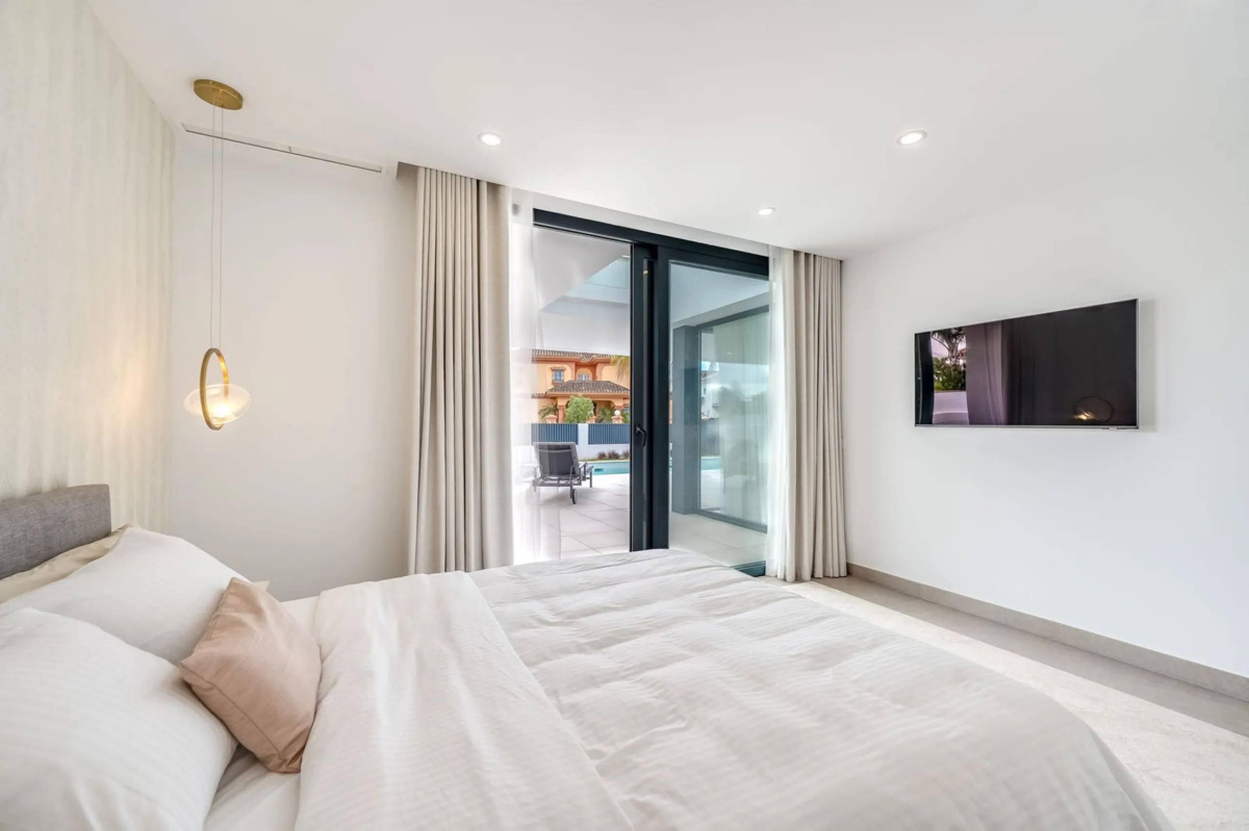 Welcome to a newly completed architectural gem located in the exclusive Montecarlo urbanization of San Pedro de Alcántara. This elegant 5-bedroom villa, spanning over 786 m² of built space across three impeccably designed levels, blends cutting-edge desig