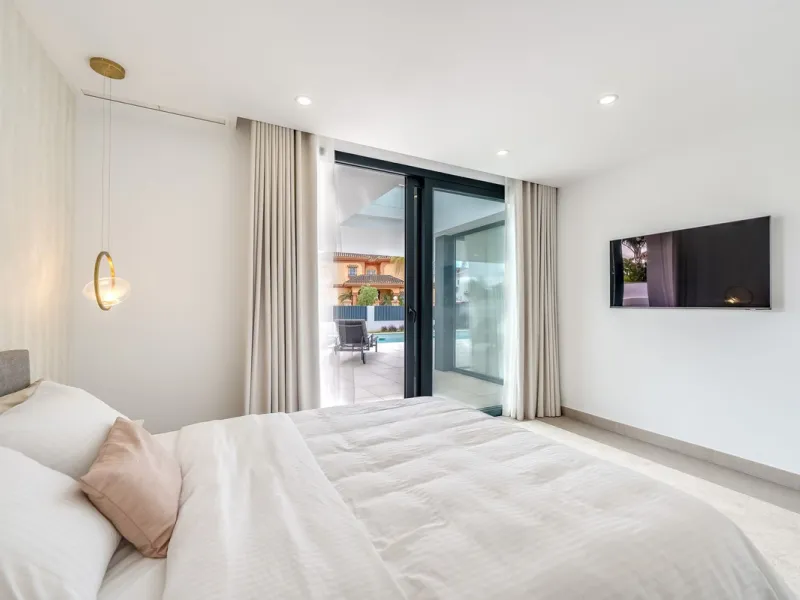 Welcome to a newly completed architectural gem located in the exclusive Montecarlo urbanization of San Pedro de Alcántara. This elegant 5-bedroom villa, spanning over 786 m² of built space across three impeccably designed levels, blends cutting-edge desig