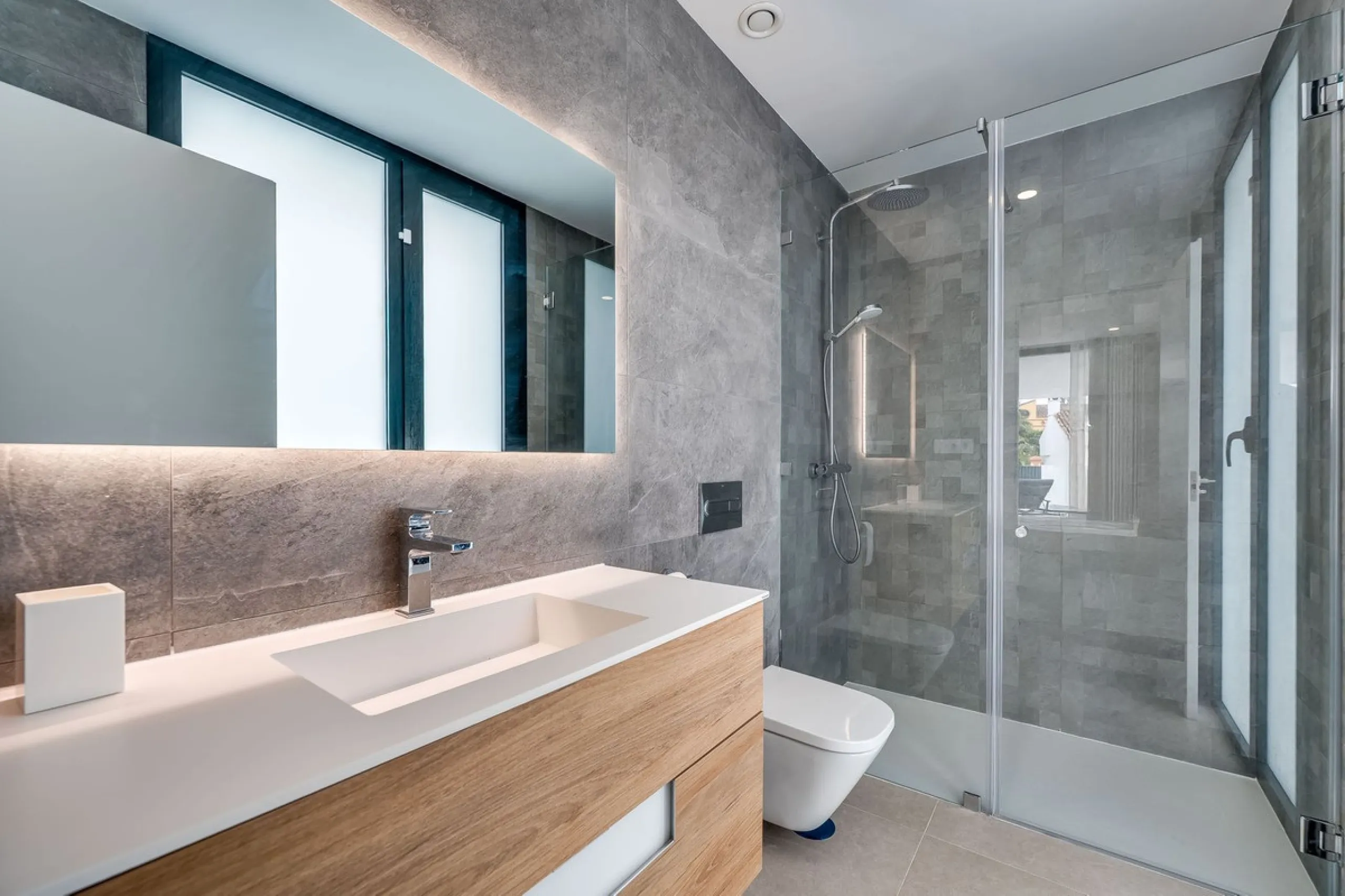 Welcome to a newly completed architectural gem located in the exclusive Montecarlo urbanization of San Pedro de Alcántara. This elegant 5-bedroom villa, spanning over 786 m² of built space across three impeccably designed levels, blends cutting-edge desig