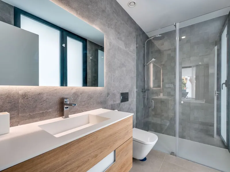 Welcome to a newly completed architectural gem located in the exclusive Montecarlo urbanization of San Pedro de Alcántara. This elegant 5-bedroom villa, spanning over 786 m² of built space across three impeccably designed levels, blends cutting-edge desig