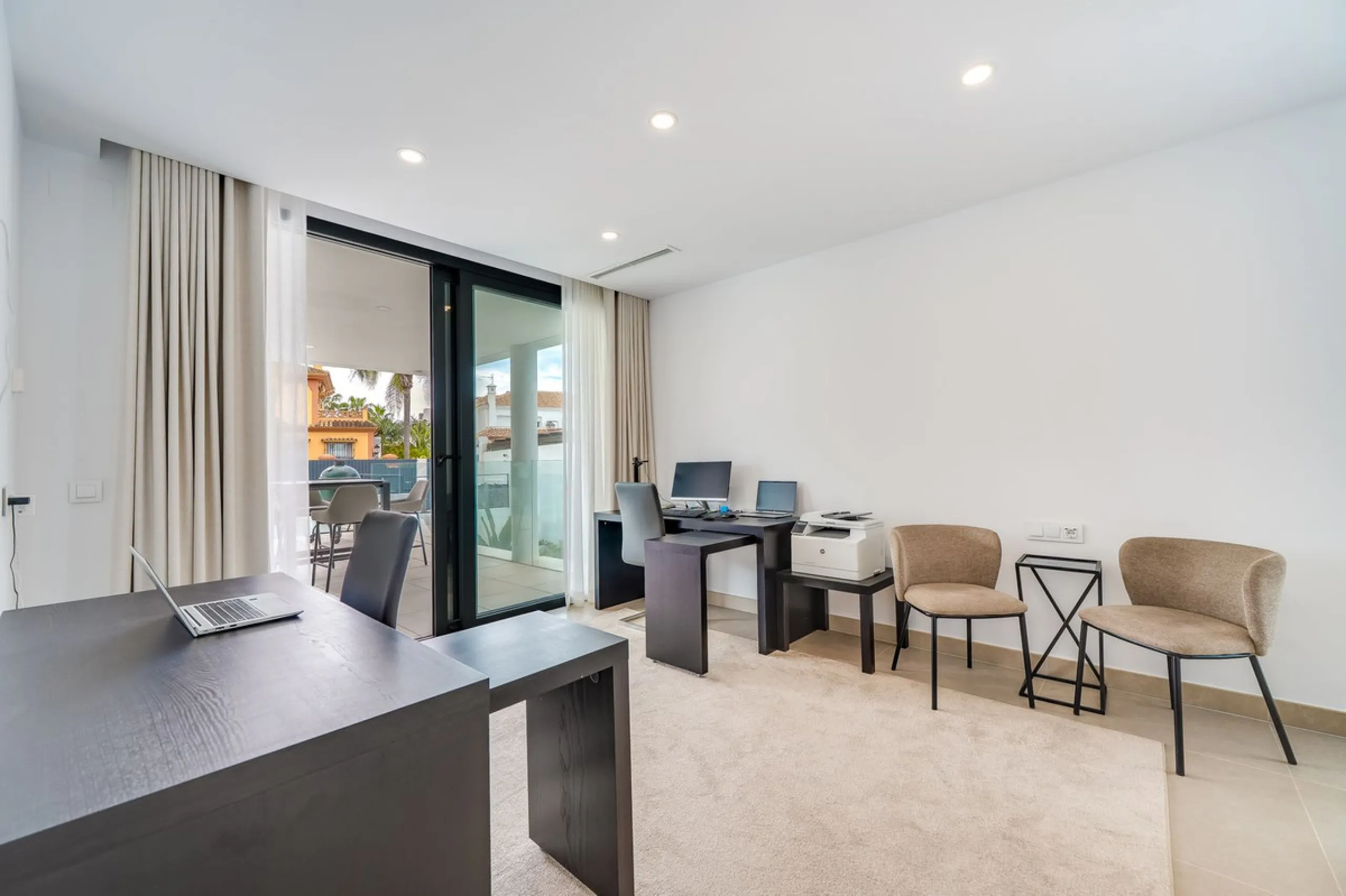 Welcome to a newly completed architectural gem located in the exclusive Montecarlo urbanization of San Pedro de Alcántara. This elegant 5-bedroom villa, spanning over 786 m² of built space across three impeccably designed levels, blends cutting-edge desig